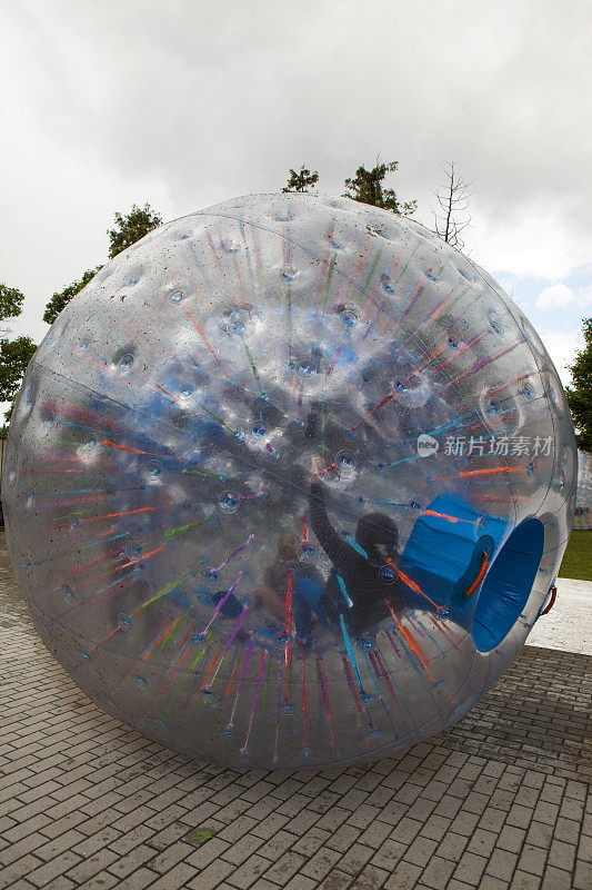 Zorbing -大的塑料球